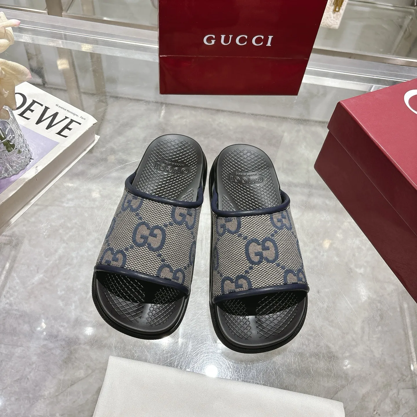 p400🐮🐮New summer men's slip-on slippers. Inspired by the summer spirit and beach clubs of the Italian coast, this piece is part of Gucci Lido. The Pre-Fall collection reinterprets the brand's signature elements and sophisticated patterns in a contemporary way. Made from black rubber, these flat sandals feature a slip-on design that reinterprets the brand's distinctive green and red web design. GG Classic Upper Men's Molded Rubber Footbed Gucci Logo Flat Made in Italy Size: Men's 40 to 47,